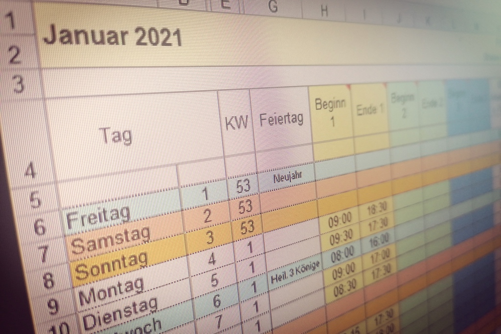 Foto eines Bildschirms auf dem eine bunt formatierte Tabelle zur Zeiterfassung gezeigt wird.
